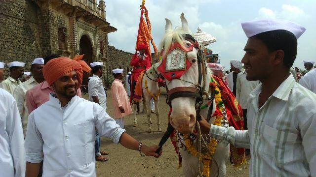  बेळगाव जिह्यातील अंकली गावातील अंकलीकर वाड्यात अश्वांचे पूजन श्रीमंत सरदार उर्जितसिंहराजे शितोळे सरकार आणि श्रीमंत सरदार कुमार महादजीराजे शितोळे सरकार यांच्या हस्ते विधिवत पूजन करण्यात आले . नंतर अंकली गावातून मानाच्या अश्वांची सवाद्य मिरवणूक काढण्यात आली . मिरवणुकीच्या मार्गावर ठिकठिकाणी भाविक पाणी घालून अश्वांचे पूजन , नमस्कार करून खाद्य देत होते . अंकली नगर प्रदक्षिणा संपल्यावर मानाच्या अश्वानी म्हैसाळकडे प्रस्थान केले . 