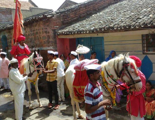 गेल्या १८५ वर्षांपासून अंकलीच्या शितोळे सरकारांच्या कडून . संतश्रेष्ठ श्री ज्ञानेश्वर महाराजांच्या आषाढी वारीच्या पालखी सोहळ्यातील मानाचे दोन अश्व पाठवले जातात . दि . २७ रोजी हे अश्व गावोगावी मुक्काम करत आळंदीला पोचणार आहेत . तेथून पुढे पालखीसमावेत हे अश्व पंढरीकडे प्रस्थान करणार आहेत . वाटेत अनेक ठिकाणी होणाऱ्या रिंगणात हे अश्वच सहभागी होणार आहेत . मानाच्या या अश्वांचा वारी व्यतिरिक्त मुक्काम अंकली येथे शितोळेकर सरकार यांच्या वाड्यात असतो . रिंगणात धावण्यासाठी या अश्वांना कोणतेही प्रशिक्षण दिले जात नाही . अश्वांना केवळ बुक्का लावून त्यांना सोडले की माऊलींचे अश्व रिंगण पूर्ण करतात . अग्रभागी असलेल्या अश्वावर चामर असते आणि दुसऱ्या अश्वावर जरीपटका घेतलेला घोडेस्वार असतो . 