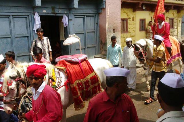 अश्वानी प्रस्थान केले त्यावेळी वडगाव शेरीचे माजी आमदार बापूसाहेब पठारे ,,वारकरी आणि संयोजक अतुल नाझरे ,ग्राम पंचायत सदस्य अमर शितोळे ,सुनील शितोळे ,पै . सुनील विधाते यांच्यासह शेकडो ग्रामस्थ उपस्थित होते . अंकलीकर सरकारांकडे वारीतील न्याय व्यवस्था ,अश्वांची व्यवस्था अशा अनेक जबाबदाऱ्या वंशपरंपरागत त्यांच्याकडे आल्या आहेत . 