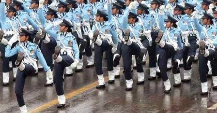 आवनी या मध्यप्रदेशमधील साटण्याच्या रहिवासी असून त्यांचा एक भाऊदेखील सैन्य दलात कार्यरत आहे. तर गुजरातमधील बडोदाच्या मोहना सिंह यांचे वडील वायू दलात सार्जंट होते. तर मथूरेच्या भावना कंठ यांच्या कुटुंबातील कोणीही भारतीय सैन्यदलात कार्यरत नव्हते.