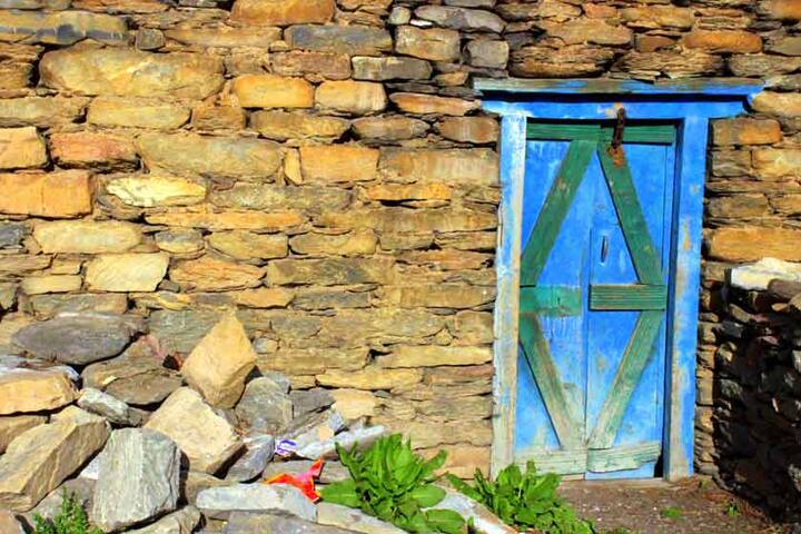 एका हॉटेलचालकाच्या म्हणण्यानुसार, या गावामध्ये आता फक्त शंभर लोकांचीच वस्ती आहे.