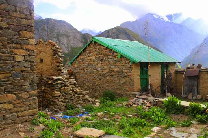 पांडवांच्या वनवासाच्या काळात राजा कुंतिभोजची मुलगी कुंती येथे काही काळ राहिली होती. त्यामुळे या गावाचे नामकरण कुटी असे झाले.