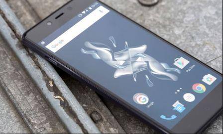 One plus X: याची लाँचिंगच्या वेळची किंमत १६९९९ होती, सध्या याच फोनची किंमत १३००० रुपये इतकी आहे. यामध्ये ५ इंचाचा १०८ p चा एमोलेड डिस्पले आहे. या फोनमध्ये ३जीबी रॅम, २.३ GHz चा स्नॅपड्रॅगन क्वॉड प्रोसेसर, १३ मेगापिक्सल रिअर आणि ८ मेगापिक्सलचा फ्रन्टचा कॅमेरा आहे.