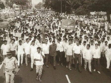 1967 च्या महापालिका निवडणुकीत शिवसेनेने ठाणे महानगरपालिकेवर पहिल्यांदा आपला भगवा फडकवला. या निवडणुकीत शिवसेनेने 40 पैकी 17 जागांवर विजय मिळवला होता. (फोटो सौजन्य : शिवसेना संकेतस्थळ)