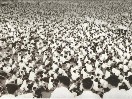 30 ऑक्टोबर 1966 या दिवशी शिवसेनेचा पहिला दसरा मेळावा दादरमधील शिवाजी पार्कवर संपन्न झाला. या मेळाव्याला बाळासाहेबांचे बंधू श्रीकांत ठाकरे, रामराव आदीक, प्रा. स.अ. रानडे, अॅड. बळवंत मंत्री आणि बाळासाहेबांचे वडील प्रबोधनकार ठाकरे उपस्थित होते. (फोटो सौजन्य : शिवसेना संकेतस्थळ)