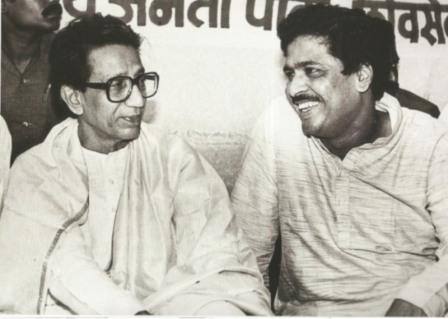 १९९७चा काळ शिवसेना-भाजप युतीचा सुवर्ण काळच होता. राज्यातील ९ महानगरपालिका आणि सर्व जिल्हा परिषदा यांच्या निवडणुका जाहीर झाल्या होत्या. या सर्व निवडणूका  शिवसेना-भाजपा युती म्हणूनच लढविणार असल्याचा निर्णय शिवसेनाप्रमुख आणि प्रमोद महाजन यांनी एका संयुक्त पत्रकार परिषदेत जाहीर केला. निवडणुकांचे निकाल जाहीर झाले त्यावेळी मुंबई महापालिकेतील १६९ जागांपैकी शिवसेना-भाजपा युतीला १०८ जागा मिळाल्या. तर ठाणे, उल्हासनगर महानगरपालिकेत शिवसेना-भाजपा क्रमांक एकचा पक्ष ठरला. तर जिल्हा परिषदेच्या निवडणुकांतही १० जिल्हा परिषदा शिवसेना-भाजपाला मिळाल्या. (फोटो सौजन्य : शिवसेना संकेतस्थळ)