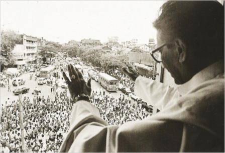 मुंबई महानगरपालिकेच्या 1968 साली झालेली निवडणूक शिवसेनेने प्रजा समाजवादी पक्ष या राष्ट्रीय पक्षाबरोबर युती करून लढवली. या युतीसाठी प्रा. मधू दंडवते यांनी पुढाकार घेतला होता. शिवसेना-प्रजा समाजवादी पक्षाच्या युतीला मुंबईकरांनी भरभरून प्रतिसाद दिला. शिवसेनेने या निवडणुकीत 42 जागांवर विजय मिळवला, तर युतीतील भागीदार प्रजा समाजवादी पक्षाला 11 जागा मिळाल्या.