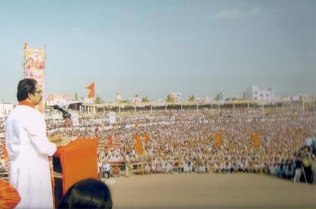 २०१५ ची विधानसभा निवडणुकीत जागांच्या वाटाघाटीवरून शिवसेना-भाजपची अभेद्य युती तुटली. ही निवडणूक शिवसेनेला एकट्याने लढावी लागली. या निवडणुकीत शिवसेनेचे ६४ आमदार निवडून आले.