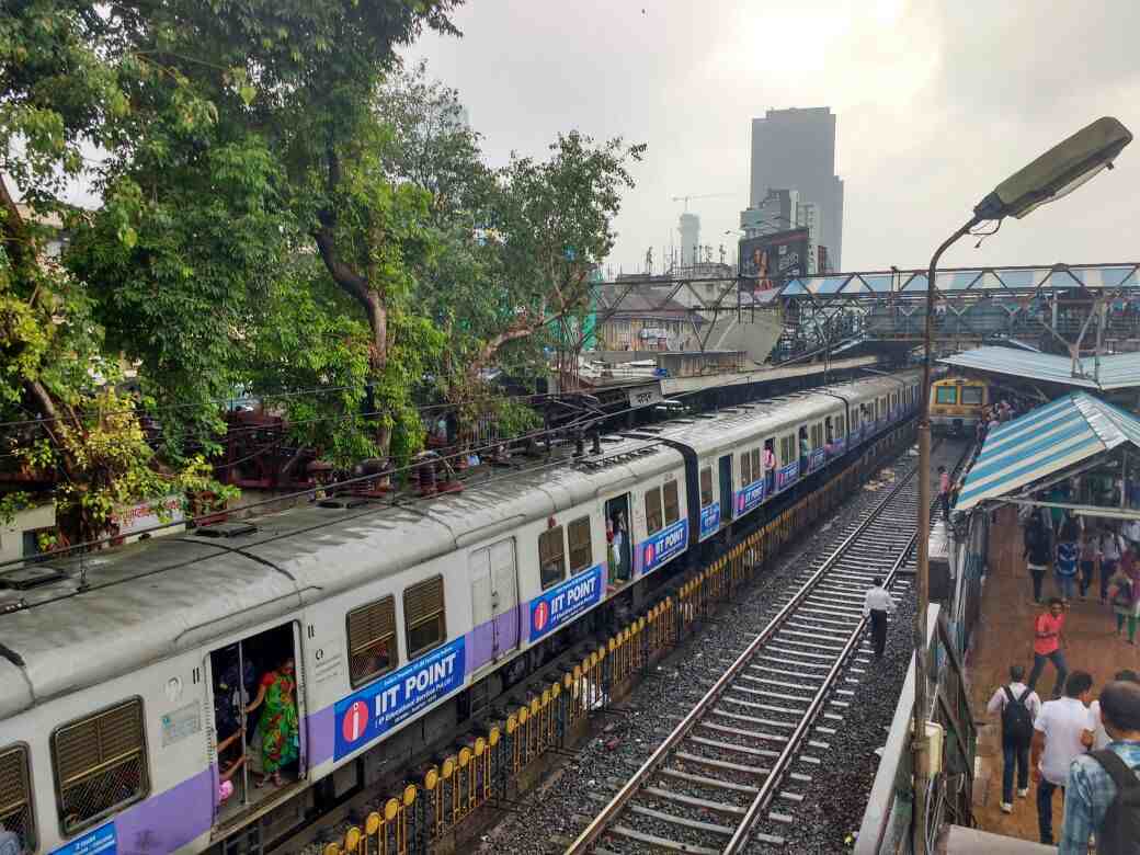 पश्चिम रेल्वे मार्गावरील लोकल वाहतूक ठप्प 