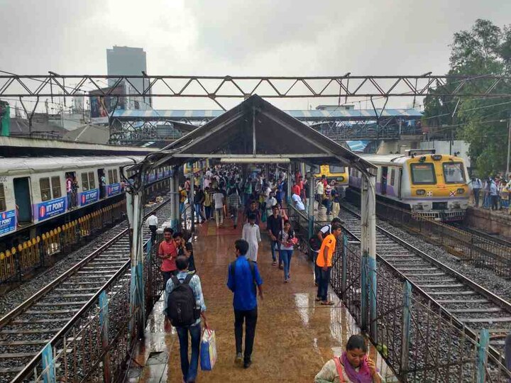 Mumbai Local Updates 15  September 11 slow locales will run to Paral instead of Dadar Railway administration decision to reduce congestion at Dadar railway station 15 सप्टेंबरपासून 11 धिम्या लोकल दादरऐवजी परळपर्यंत धावणार; दादर रेल्वे स्थानकावरील गर्दी कमी करण्यासाठी रेल्वे प्रशासनाचा निर्णय