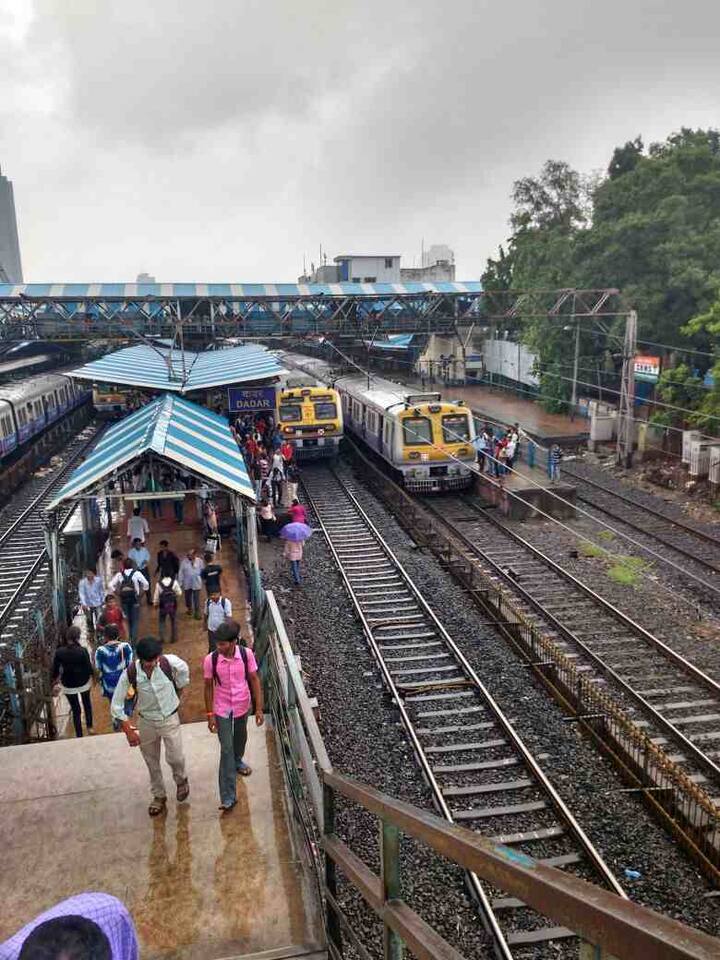 दरम्यान, बॅटरी चोरीला गेल्यानेच ही वाहतूक ठप्प झाल्याचं सांगण्यात येत आहे. मात्र ही बॅटरी खूप मोठी असते त्यामुळे ही बॅटरी स्टेशनवरुन चोरीला गेलीच कशी, असा सवाल उपस्थित होत आहे.