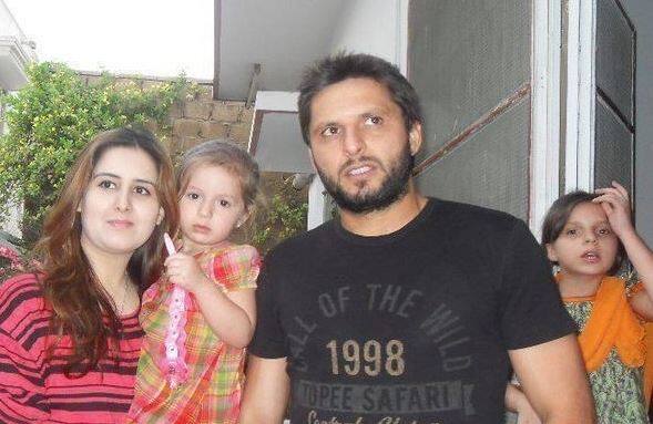 सगळ्यात पहिला माहिती घेऊ पाकिस्तान क्रिकेट संघातील धडाकेबाज फलंदाज शाहिद आफ्रिदीची. याने आपल्याच चुलत बहिणीशीच लग्न केले आहे.