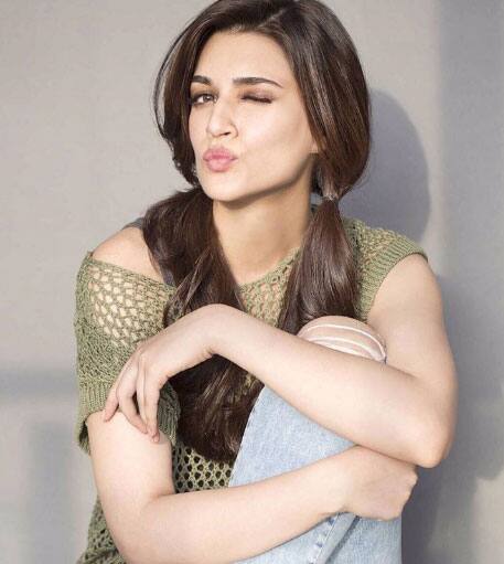 सुशांत आणि मी आमच्या आगामी सिनेमात केवळ सहकलाकार म्हणून काम करत आहोत, आमच्यात तसं काहीही नाही, असं कृतीने ट्विटरद्वारे सांगितलं आहे.