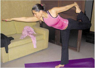 बॉलीवूडची बेबो करीना कपूर-खान हीदेखील रोज योगासने करते. तिची फिटनेस इंन्ट्रक्टर पायल सांगते, करिना एका सेशनमध्ये ५० सूर्यनमस्कार पूर्ण करते. अन यासाठी तिला २५-३० मिनीटांचा कालावधी लागतो.