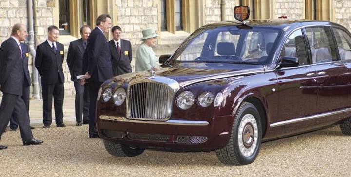 इंग्लंडच्या राणी एलिझाबेथ स्टेट लिमोझिन गाडीचा वापर करतात. ही जगातील सर्वात महागडी आणि सुरक्षित कार मानली जाते. या गाडीचा प्रत्येक पार्ट बुलेटप्रूफ आहे. या गाडीची किंमत 10 कोटी रुपये आहे. 