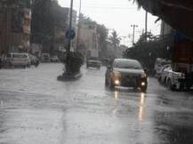 मुंबईसह उपनगरांमध्ये जोरदार पाऊस, रेल्वे वाहतूक विस्कळीत