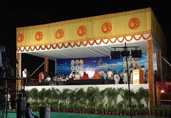 फरिदाबादमध्ये बाबा रामदेव यांच्या उपस्थितीत खास कार्यक्रमाला सुरुवात झाली. 