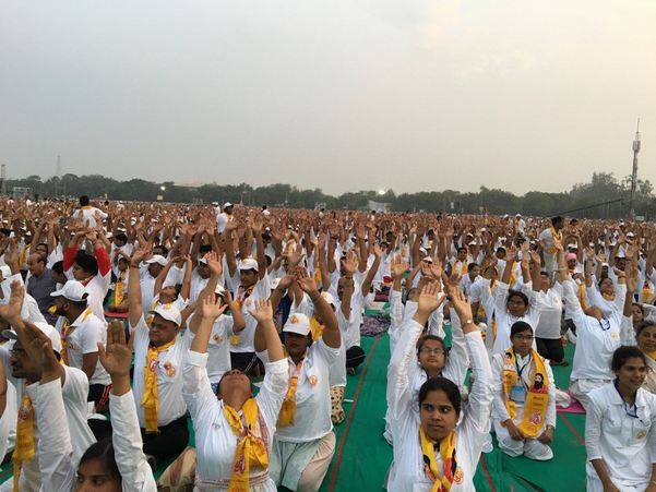 यावेळी बाबा रामदेव यांनी उपस्थितांकडून योगासने करुन घेतली.