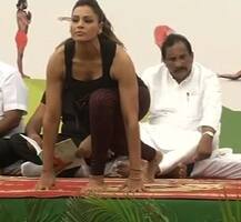 योगदिनी अभिनेत्री बिपाशा बासूचा योगा 