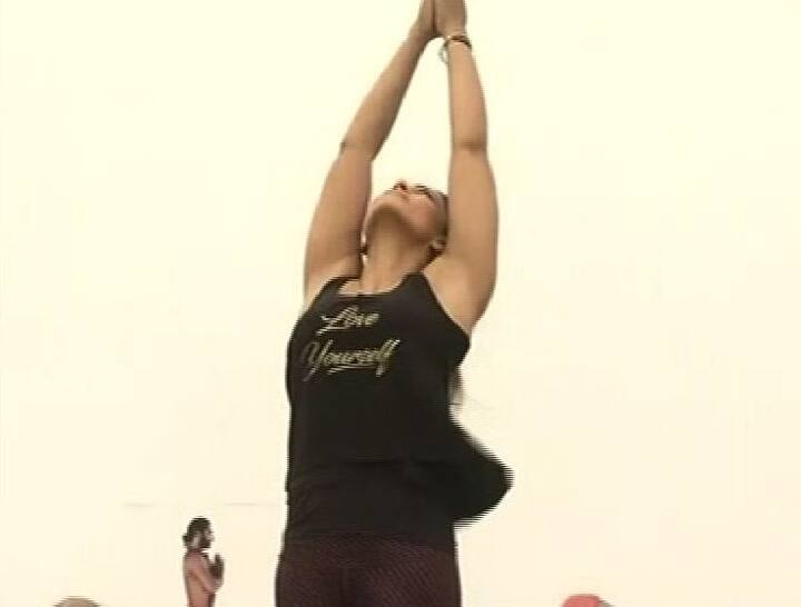 कर्नाटकमध्ये फिल्म अभिनेत्री बिपाशा बासू देखील योगदिनाच्या कार्यक्रमात सहभागी झाली होती. मुख्यमंत्री सिद्धरामय्या यांच्यासह अनेक मान्यवर आणि या कार्यक्रमात सहभागी झाले होते.