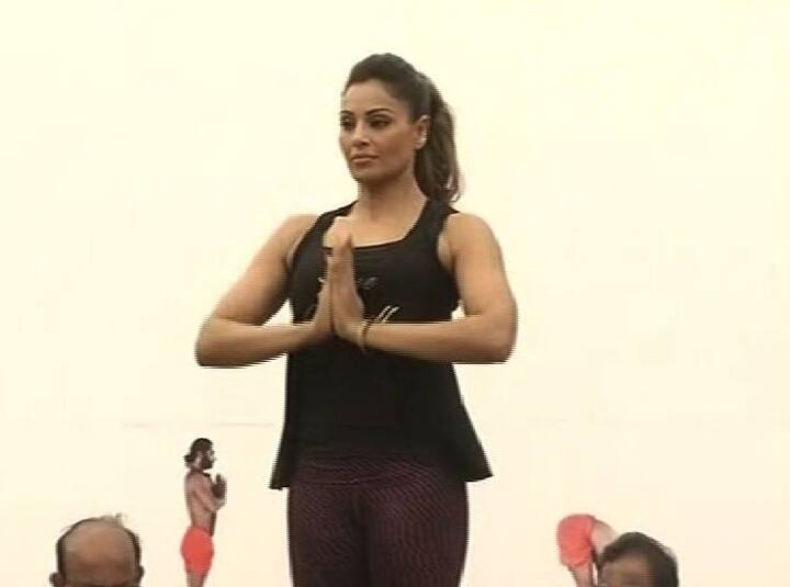 कर्नाटकमध्ये फिल्म अभिनेत्री बिपाशा बासू देखील योगदिनाच्या कार्यक्रमात सहभागी झाली होती. मुख्यमंत्री सिद्धरामय्या यांच्यासह अनेक मान्यवर आणि या कार्यक्रमात सहभागी झाले होते.