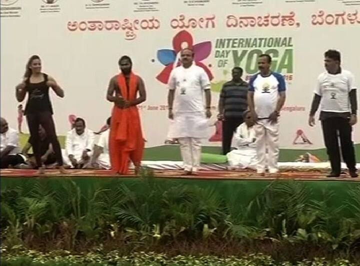 कर्नाटकमध्ये फिल्म अभिनेत्री बिपाशा बासू देखील योगदिनाच्या कार्यक्रमात सहभागी झाली होती. मुख्यमंत्री सिद्धरामय्या यांच्यासह अनेक मान्यवर आणि या कार्यक्रमात सहभागी झाले होते.
