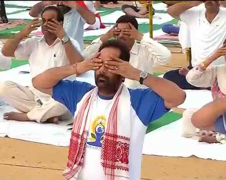 योगसन करताना मुख्तार अब्बास नक्वी 