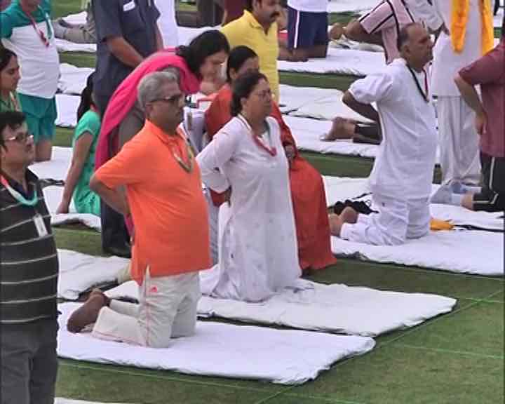 योगसन करताना राजस्थानच्या मुख्यमंत्री वसुंधरा राजे