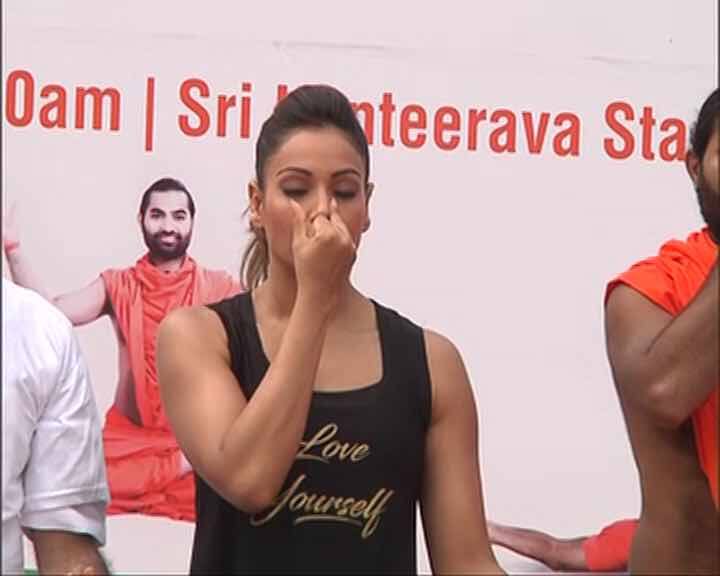 योगसन करताना अभिनेत्री बिपाशा बासू 