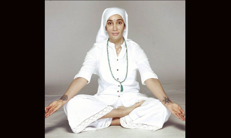योग करताना अभिनेत्री सोफिया हयात 