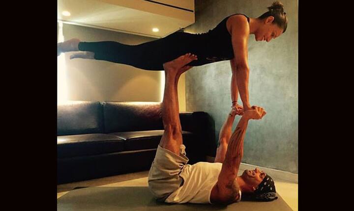 योग करताना बिपाशा आणि करण 