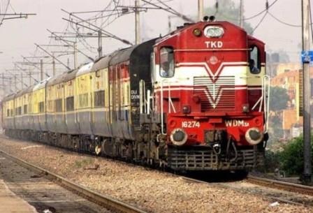 Passengers Stopped Train For Dirty Coaches In Nanded Panvel Express Live Updates अस्वच्छ वातानुकूलित डब्यांमुळे प्रवाशांनी रेल्वे थांबवली