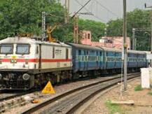 मोटरमनसाठी इंजिनमध्ये लवकरच एसी, शौचालयः सुरेश प्रभू