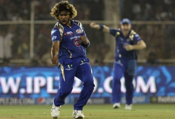 लसिथ मलिंगाः श्रीलंकेविरुद्ध ट्वेंटी-20 विश्वचषक 2014 च्या अंतिम सामन्यात भारताने प्रथम फलंदाजी करताना केवळ 130 केल्या होत्या. धोनीने या सामन्यात मलिंगाच्या शेवटच्या षटकात 5 चेंडूमध्ये केवळ 3 धावा केल्या होत्या. 