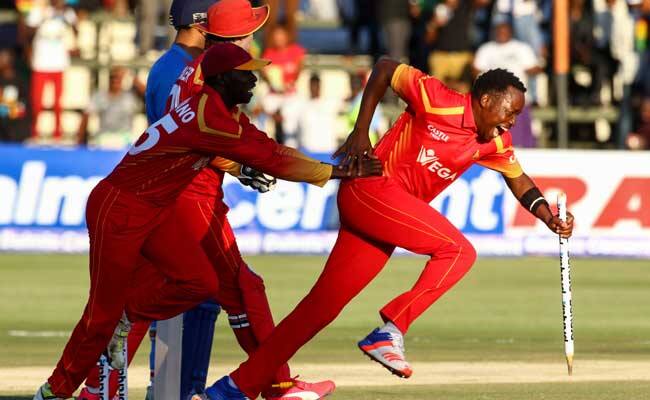 नेव्हिले मेडझिव्हाः झिम्बाब्वेसोबत नुकत्याच झालेल्या पहिल्या ट्वेंटी-20 मध्ये भारताला पराभव स्वीकारावा लागला होता. या सामन्यात मेडझिव्हाने अत्यंत भेदक मारा केला, अशी प्रतिक्रिया धोनीने दिली होती. 