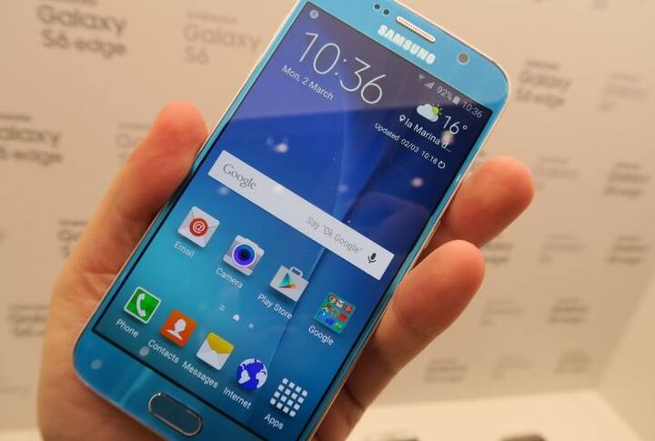 फोनमध्ये १.५ जीबी रॅम आणि १६ जीबी इंटरनल मेमरी देण्यात आली आहे.