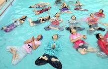 थेट स्विमिंग पूलमध्ये योगा, रचला अनोखा विक्रम! 