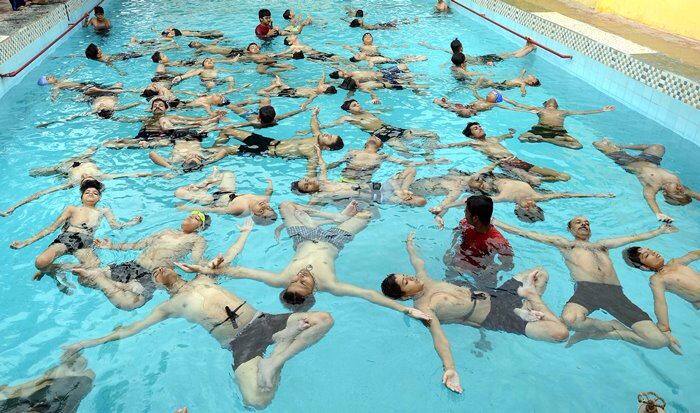 स्विमिंग पूलमध्ये योगा 