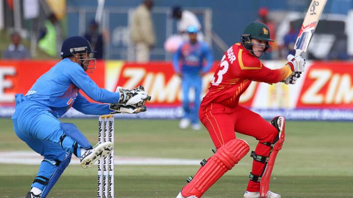 मॅच दरम्यान, एक चेंडू स्टंपवर जाऊन आदळला आणि स्टंपवरील बेल्स उडून थेट धोनीच्या डोळ्याला जाऊन लागली. यामुळे धोनीच्या डोळाला थोडी इजाही झाली. 