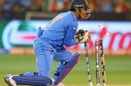 धोनी टीम इंडियाचा सर्वात यशस्वी कर्णधार आहे. तर विकेटकिपर म्हणूनही त्याचं प्रदर्शन सर्वोत्कृष्ट आहे. विकेटकिपिंग करताना त्याने आजवर आंतरराष्ट्रीय क्रिकेटमध्ये 705 बळी मिळवले आहेत. 