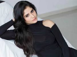 अभिनेत्रीची सेटवरच गोलंदाजी, हिरोचीच घेतली विकेट! Aarti Singhs Hidden Cricket Talent अभिनेत्रीची सेटवरच गोलंदाजी, हिरोचीच घेतली विकेट!