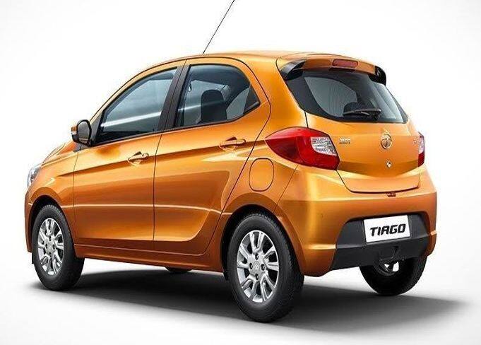 टाटा टिआगो: या कारची किंमत 3.20 लाख रुपयापासून सुरु होते. या कारचा पेट्रोल व्हेरिएंटचा अॅव्हरेज 23.84 किमी प्रति लिटर आहे. तर डिझेल व्हेरिएंटचा अॅव्हरेज 27.28 किमी प्रति लिटर आहे.