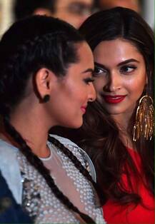 जेव्हा अवॉर्ड सोहळ्यात सेलिब्रिटी भेटतात! 