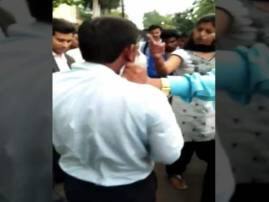 तरुणीची छेड काढणाऱ्या तरुणाला माजी नगरसेवकाच्या मुलीने चोपलं