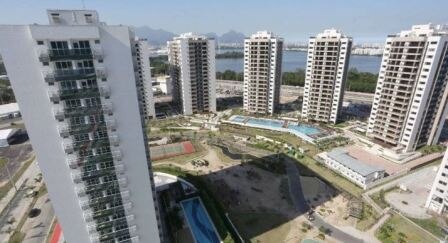 या ऑलम्पिक स्पर्धेसाठी येणाऱ्या १९ हजार अॅथलेटिकपटू आणि आधिकाऱ्यांची राहण्याची व्यवस्था या खेळ गावात करण्यात आली आहे. यासाठी एक ३१ मजली भव्य इमारत उभी करण्यात आली असून त्यात ३६०४ फ्लॅट आहेत. या फ्लॅटमध्ये १९ हजार खाट, १९६५० कपाटे, ११,१५२ एसी बसवण्यात आले आहेत. या गावात ६० हजार लोकांची रोजची जेवणाची व्यवस्था करण्यात आली आहे. यासाठी येथे एक रेस्टॉरंटही उभारण्यात आले आहे.