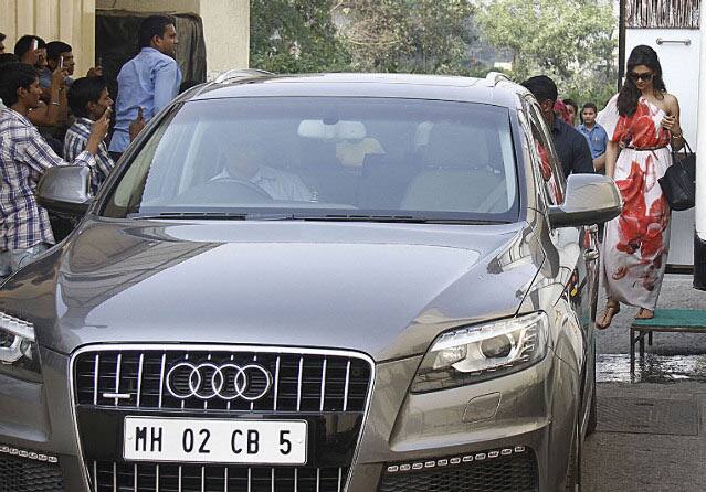 दीपिका पादुकोनः ऑडी Q7, BMW
