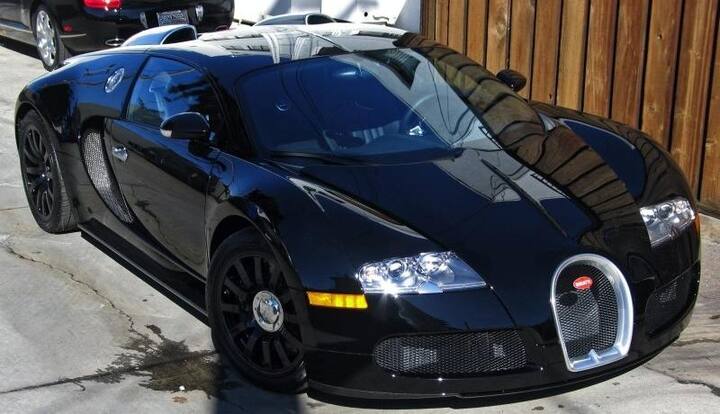 शाहरुख खानः बुगाट्टी व्हेरॉन, किंमत- 12 कोटी