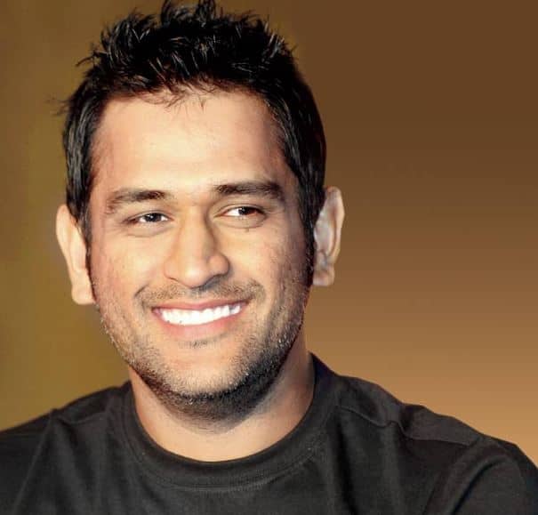 क्रिकेटच्या मैदानावर धोनी कॅप्टन कूल म्हणून ओळखला जातो. रिअल लाईफमध्ये सुद्धा धोनी तेवढाच शांत आणि विनम्र आहे, जेवढा तो क्रिकेटच्या मैदानावर ओळखला जातो. 