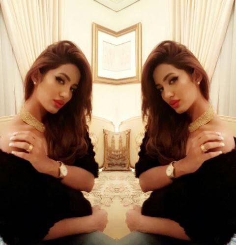 धोनीने केवळ ऑटोग्राफच दिला नाही तर गप्पाही मारल्या. आम्हीही क्रिकेटर आहोत, आमचा ऑटोग्राफ घेतला तरी चालेल,असं धोनीने माथिराला सांगितलं.