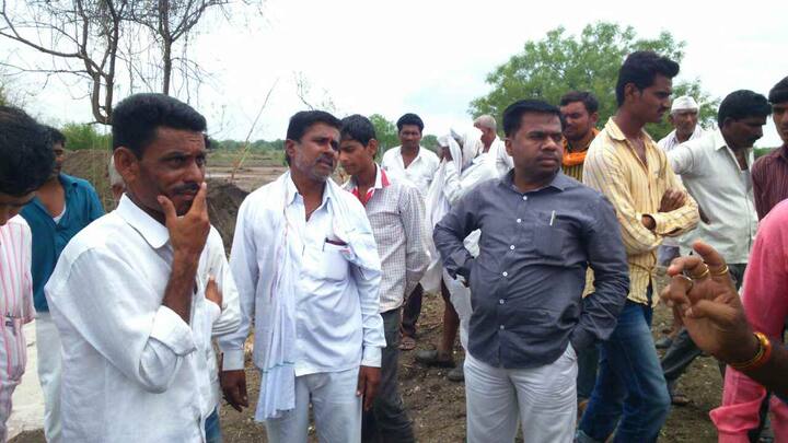 कामात हलगर्जीपणा करणाऱ्या ठेकेदारावर प्रशासनाने योग्य कारवाई करण्याची मागणीही शेतकरी करत आहेत. 